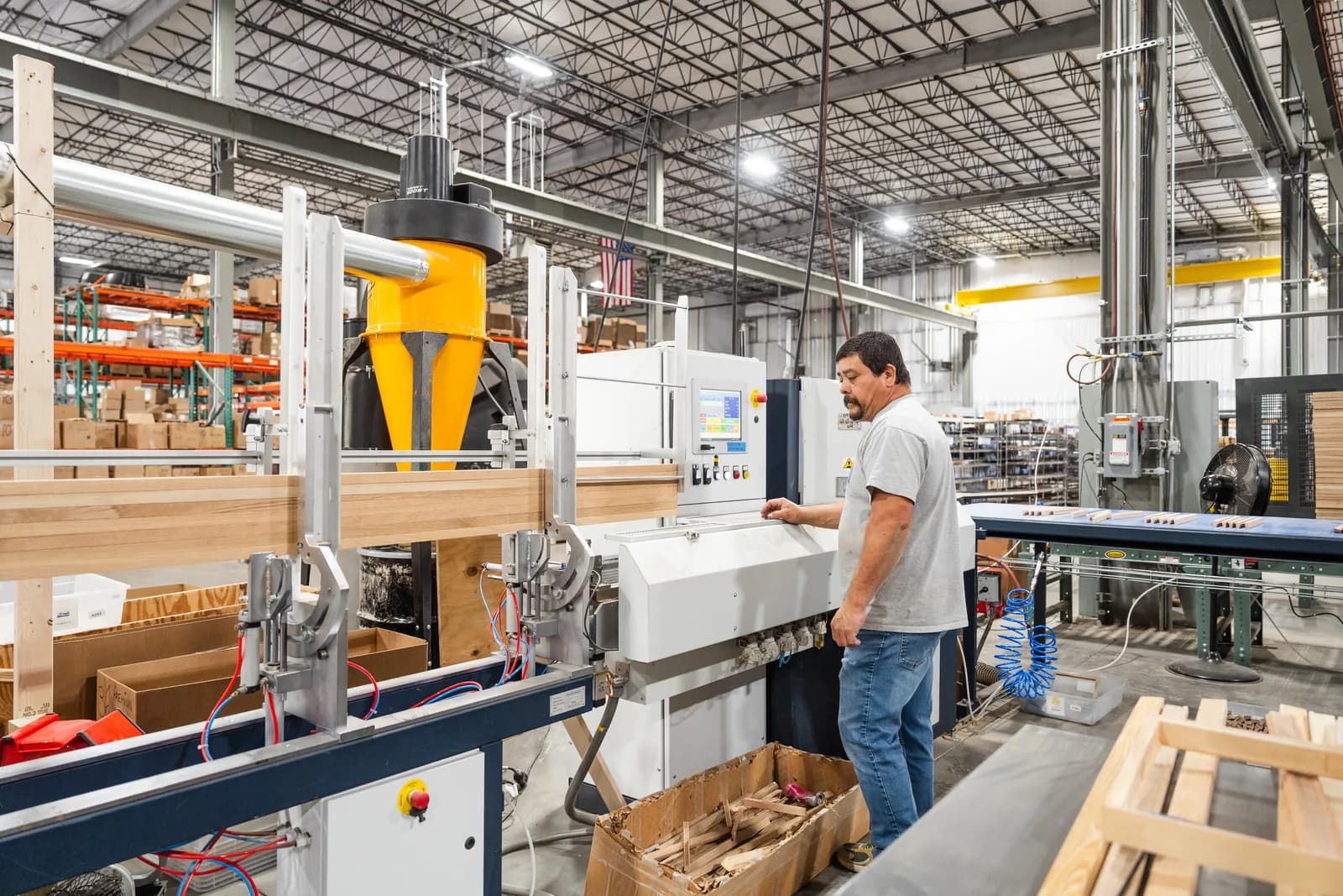 Operating a frame moulding machine